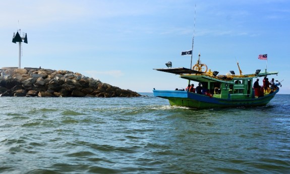 melewati kuala Terangganu masuk ke samudra