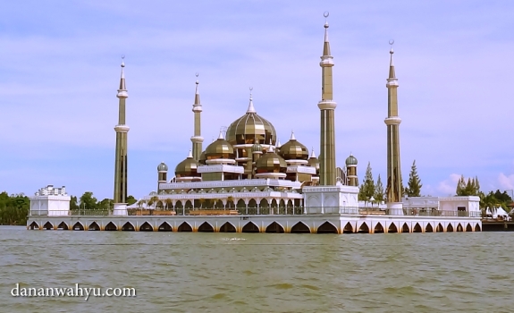 melihat masjid dari sisi Sungai Terengganu