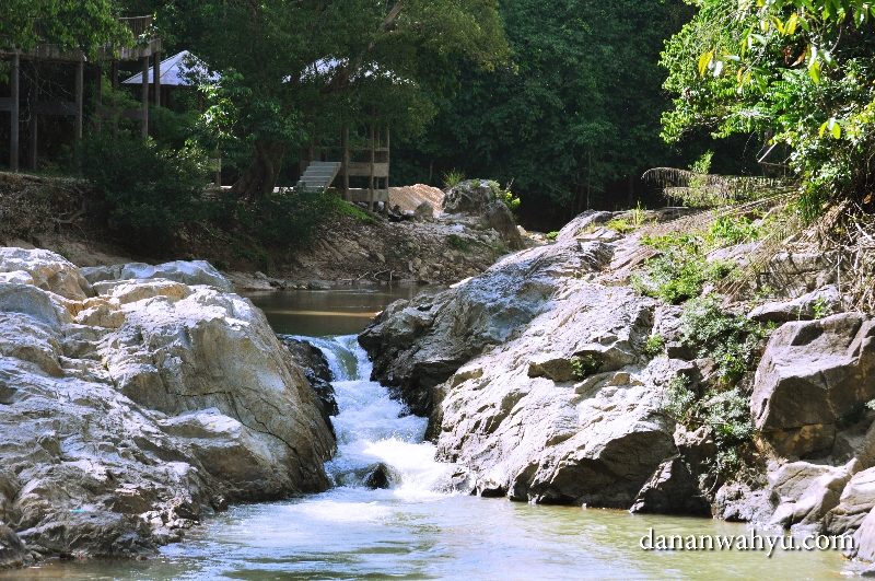 sungai yang melewati Kampung Gajah Kenyir 