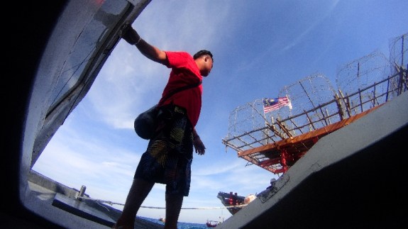 berpindah ke kapal kayu sebelum memancing sotong