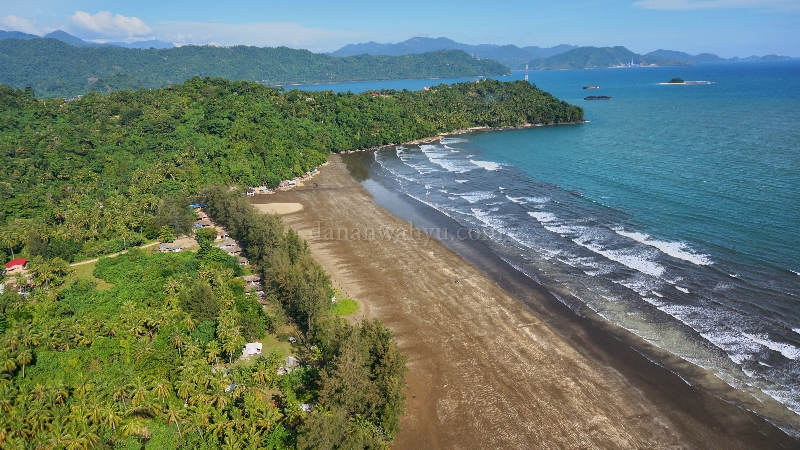 Pantai Air Manis di antara gugusan bukit