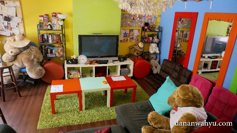 warna-warni ruang tamu A Beary Best Hostel