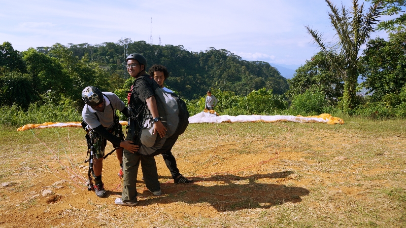 Persiapan sebelum paralayang - bokong aku besar ya :D