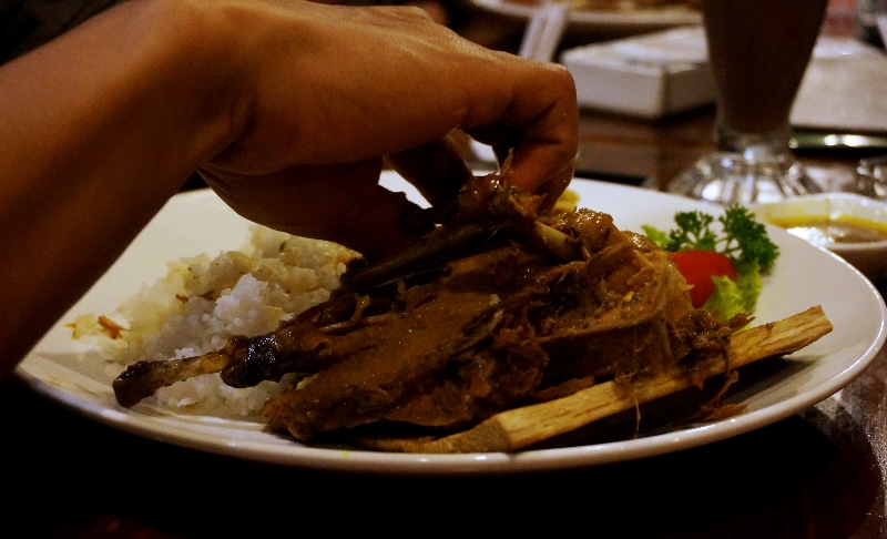 Daging Bebek Betutu mudah disobek tanpa rasa alot