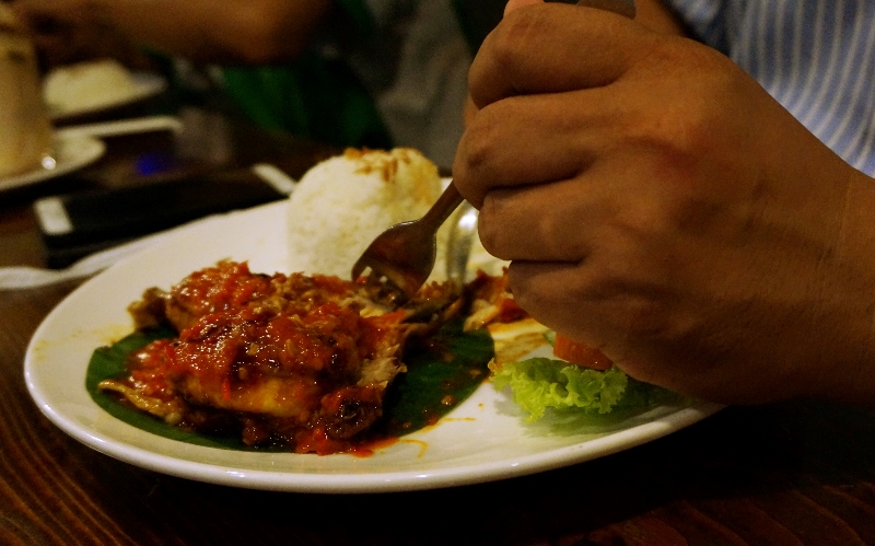 Ayam Jimbaran dalam lumuran samal cabai pedas