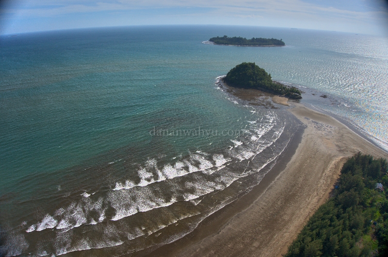 Pantai Air Manis dan pulau Pisang