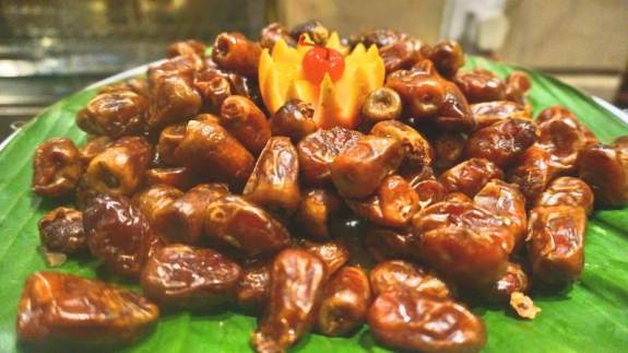 berbuka puasa dengan yang manis dan legit. kurma