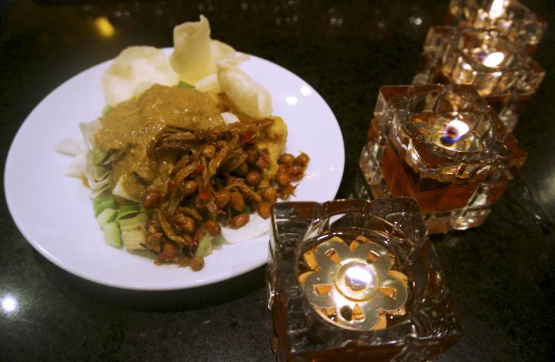 salad bumbu kaca alias karedok dipadu dengan sambal teri