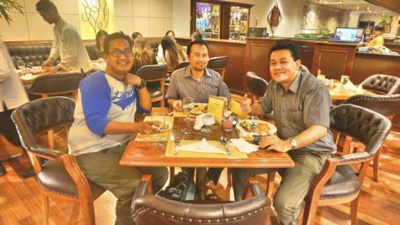 tiga om om kos *uhuk!*