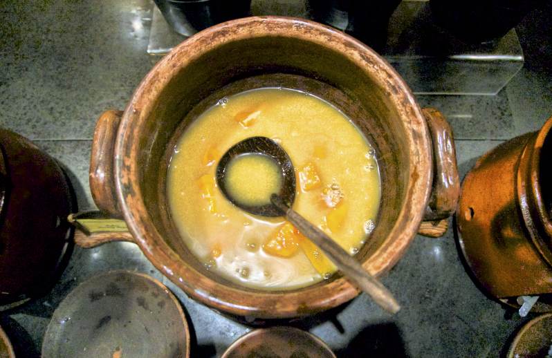 kolak ubi dan pisang yang legit dalam kuah santan manis
