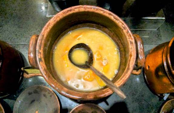 kolak ubi dan pisang yang legit dalam kuah santan manis