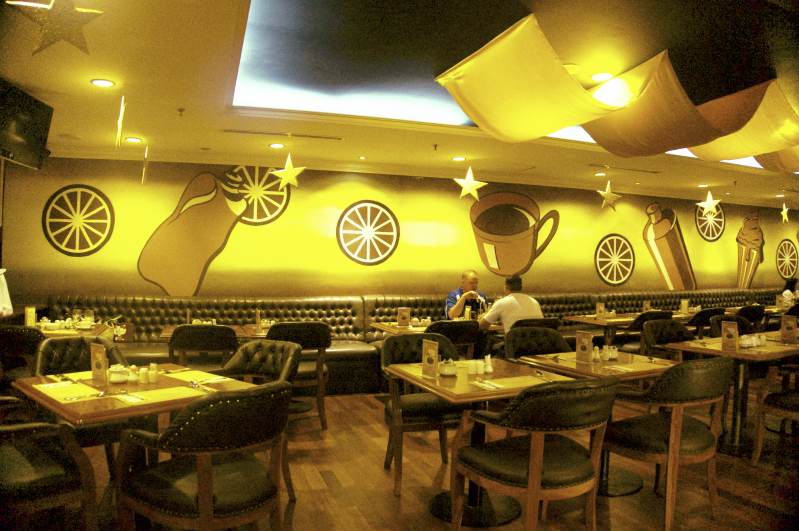 Jelang malam beberapa pengunjung setia duduk di resto