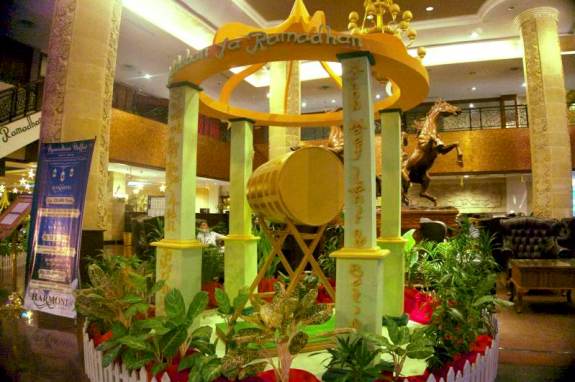ornamen interior Hotel Harmoni di bulan Ramadhan