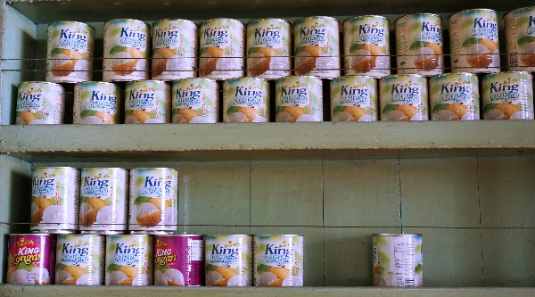 Rak dinding berisi stok bahan baku