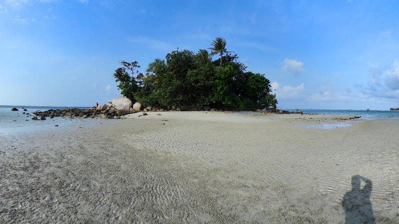 tepat di seberang pantai ada pulau kecil