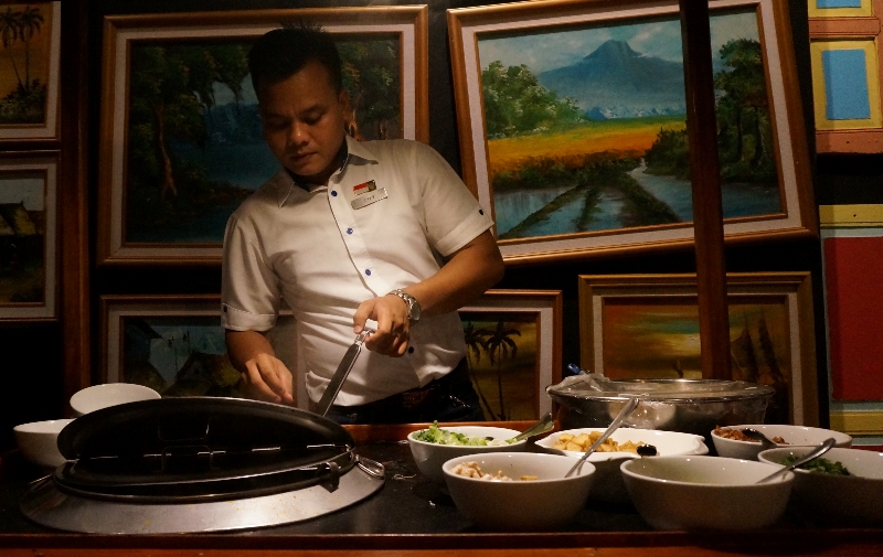 Meracik Laksa Bihun - Kudapan andalan malam ini 