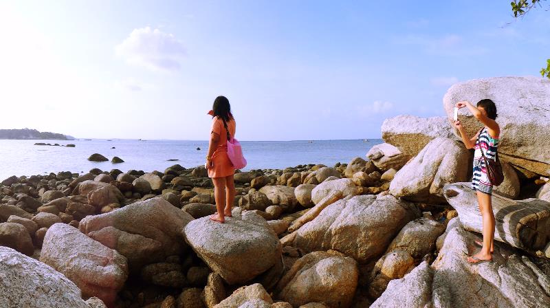 bebatuan menjulang di pulau kecil dekat pantai