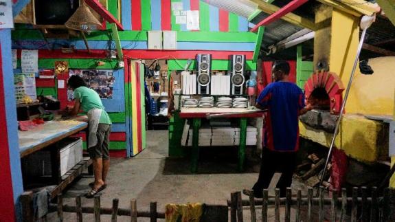 pizza dipanggang dengan tungku kayu