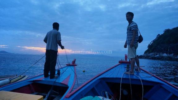 menambatkan diri pada kapal nelayan di balik Durai 