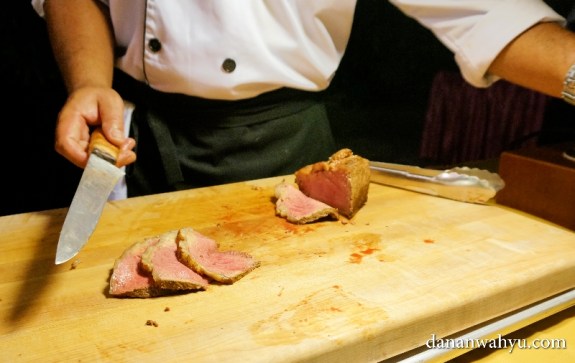 memotong steak untuk mengintip tingkat kematangan