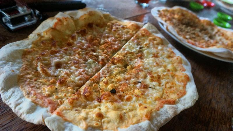 kulit pizzanya renyah banget