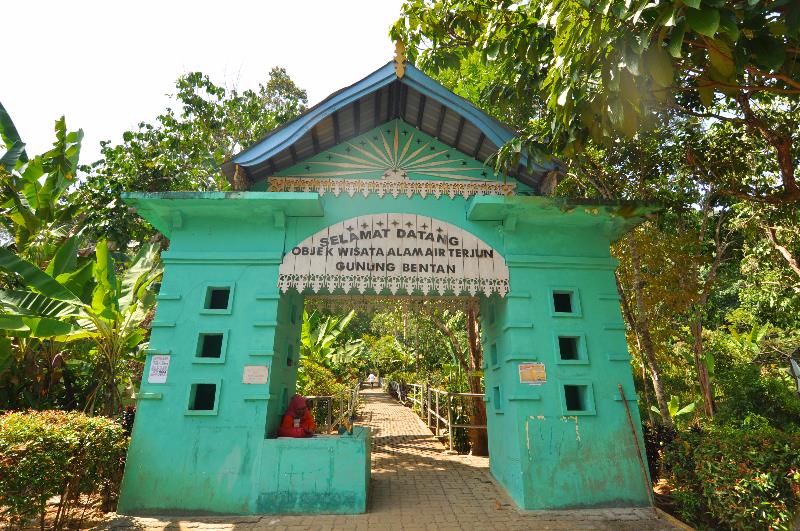 gerbang air terjung Gunung Bintan