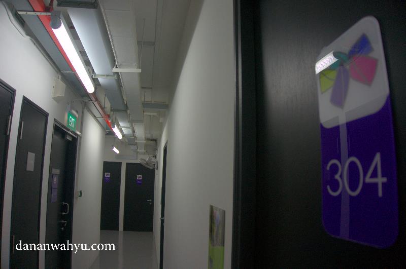 lorong-lorong kecil menuju kamar dengan pengamanan berlapis