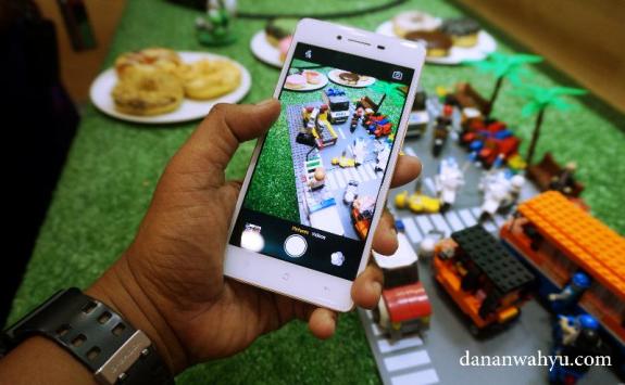 OPPO R7 Lite begitu pas dalam genggaman (saya) *ehem*