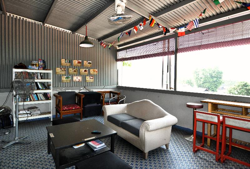 roof top belakang - tempat leyeh-leyeh 