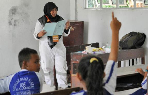 Mengabsen murid sebelum pelajaran dimulai