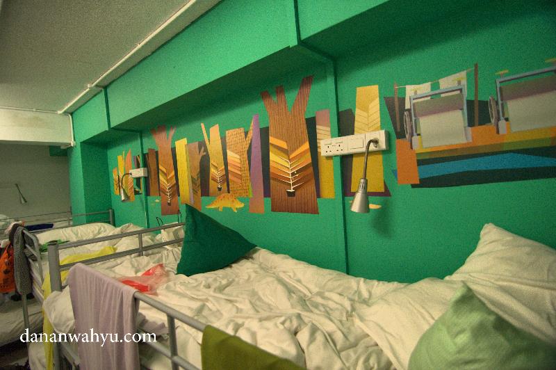 lagi-lagi wall sticker di kamar . Ih makin suka dengan hostelnya