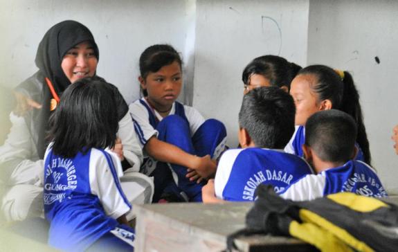 Belajar bisa dimana saja , termasuk duduk di lantai