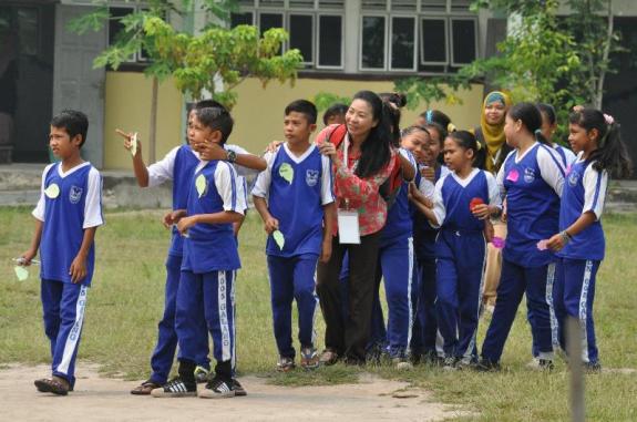Usai kelas berduyun ke lapangan sekolah