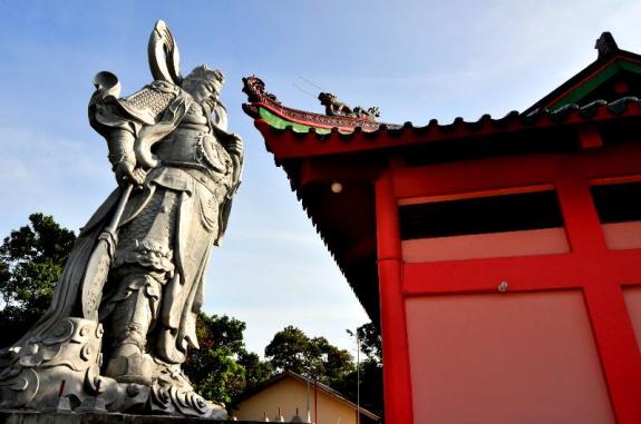 Patung Guan Sheng Di Jun menjulang di belakang vihara