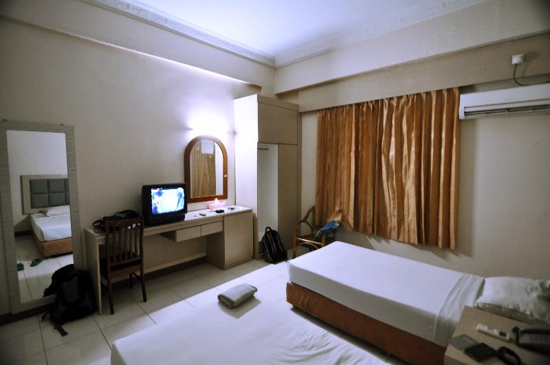 Hotel Furia : dekat pelabuhan, air hangat, bersih, kamar luas, strategis 
