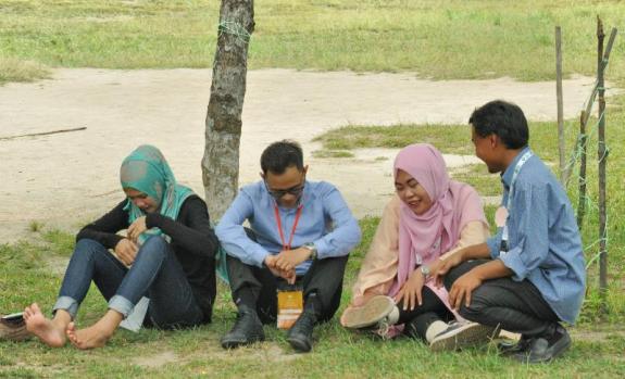 Para relawan beristirahat di bawah pohon. Romantsinya... Eeh