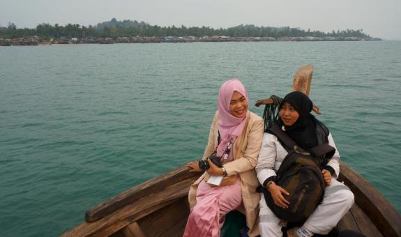 Melaju di atas kapal menuju pulau Panjang
