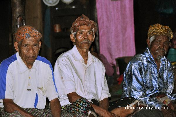 tetua Wae Rebo memimpin upacara Wa Lu'u