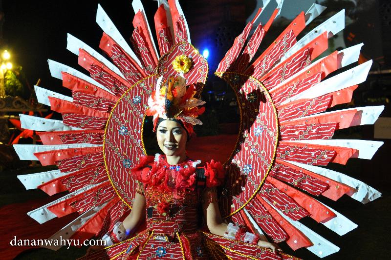 memasukan Batik sebagai ornamen baju karnaval