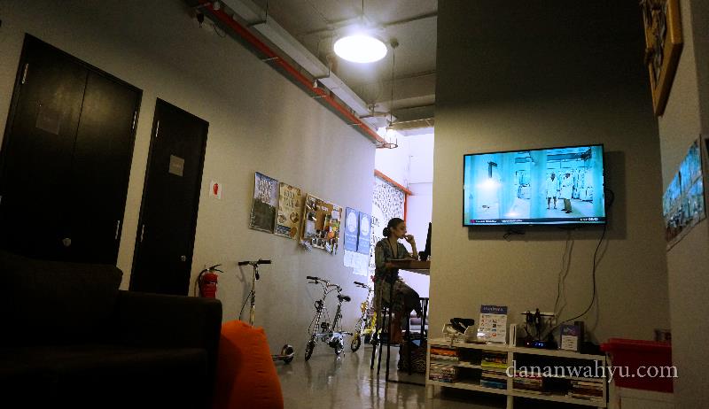 penampakan ruang tamu dan mbak yang lagi online dengan PC Mac