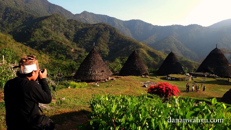 Elyudien teman perjalanan Wae Rebo