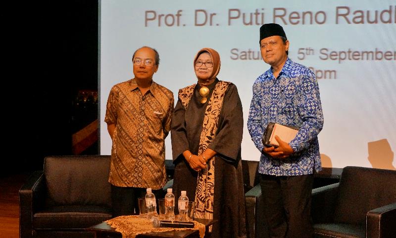 Raudha (tengah) bersama Irianto , Ketua Persatuan Minangkabau Singapura (kiri) dan Johan Nasri, Wakil Ketua Persatuan Minangkabau Singapore (kanan)