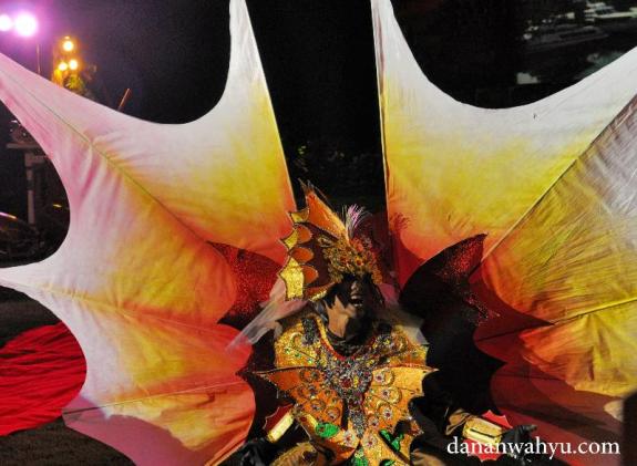 sang naga berasksi di atas panggung