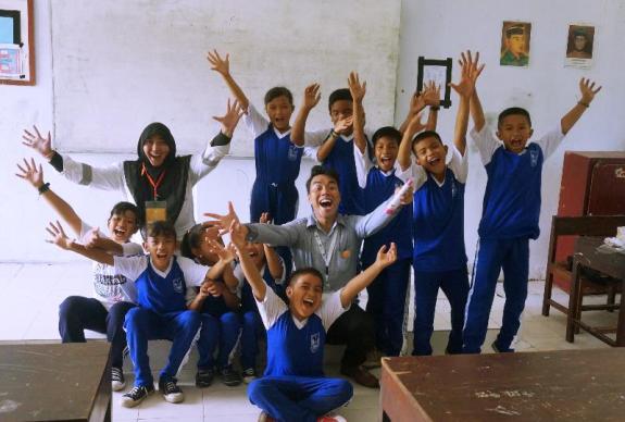 berpose bersama anak-anak