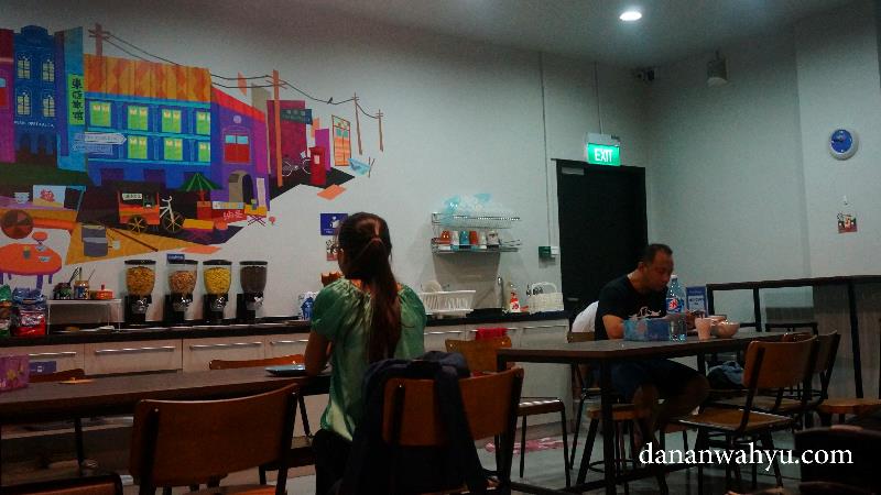 Kebersamaan selalu terjalin saat sarapan di hostel. Bener nggak?