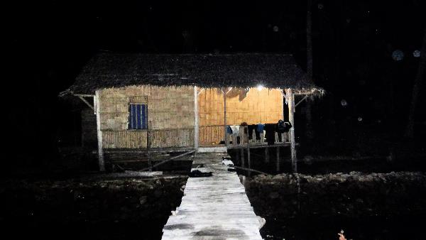 perhatikan bulatan putih di sebelah kanan, konon itu citra dari energi mahluk yang tak kasat mata