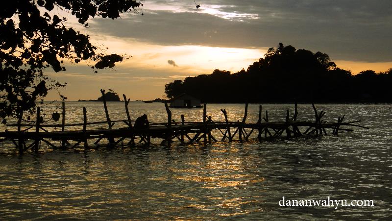 Teluk di Lampu ini terkenal indah , tapi siapa yang menyangka kalau.... (ah lupakan)