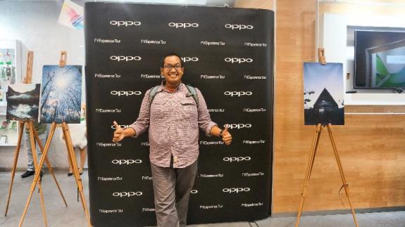 outfit kekinian pas banget dengan booth FYI Experience You