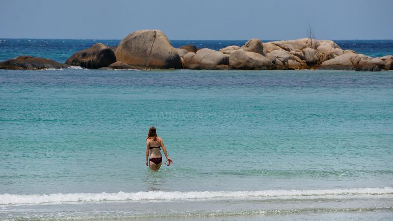 pemandangan yang bikin om-om makin betah di pantai