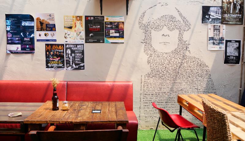 8Working Title Kafe - Orname interior mendaur ulang barang tak terpakai